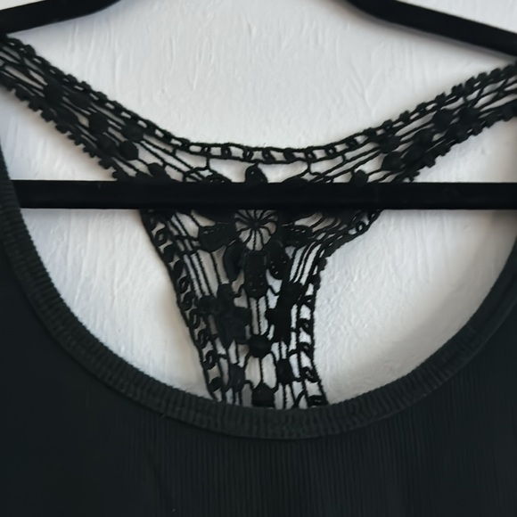 Lace back tank top - Picture 3 of 4